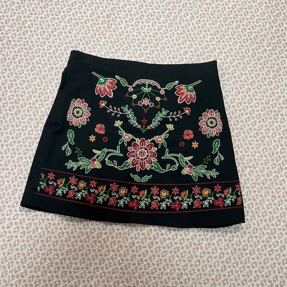 Embroidered black skirt with floral pattern